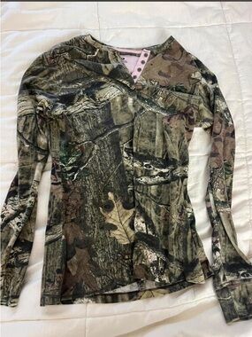 Mossy Oak Pink Trim Woodland Camo Henley